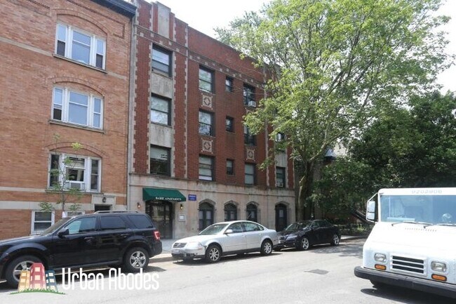 Building Photo - 633 W Barry Ave