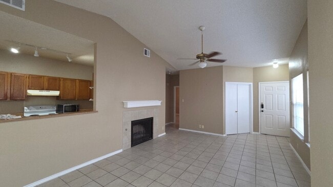 Building Photo - COMING SOON! Stoneridge Duplex Well-Maintained 3 Bedroom