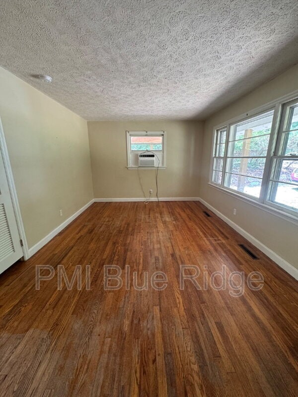 Building Photo - 707 Rhodes Park Dr