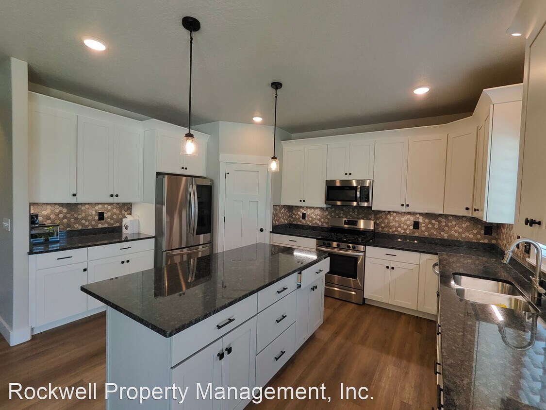 Foto principal - 4 br, 2.5 bath House - 2412 W Anne Ave