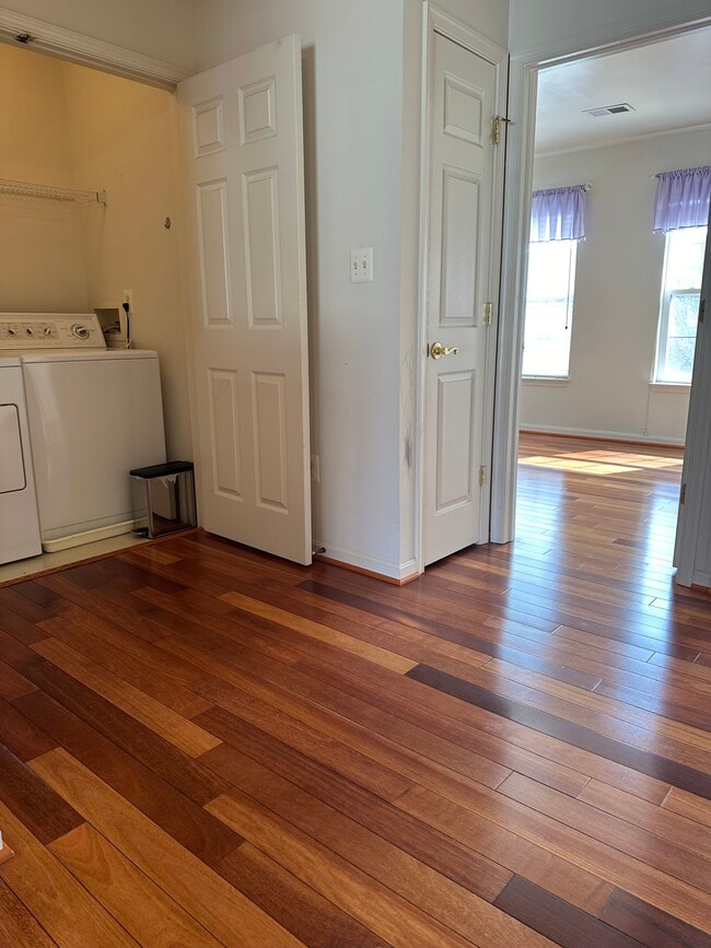 Washer/dryer on bedroom floor - 43690 Phelps Ter