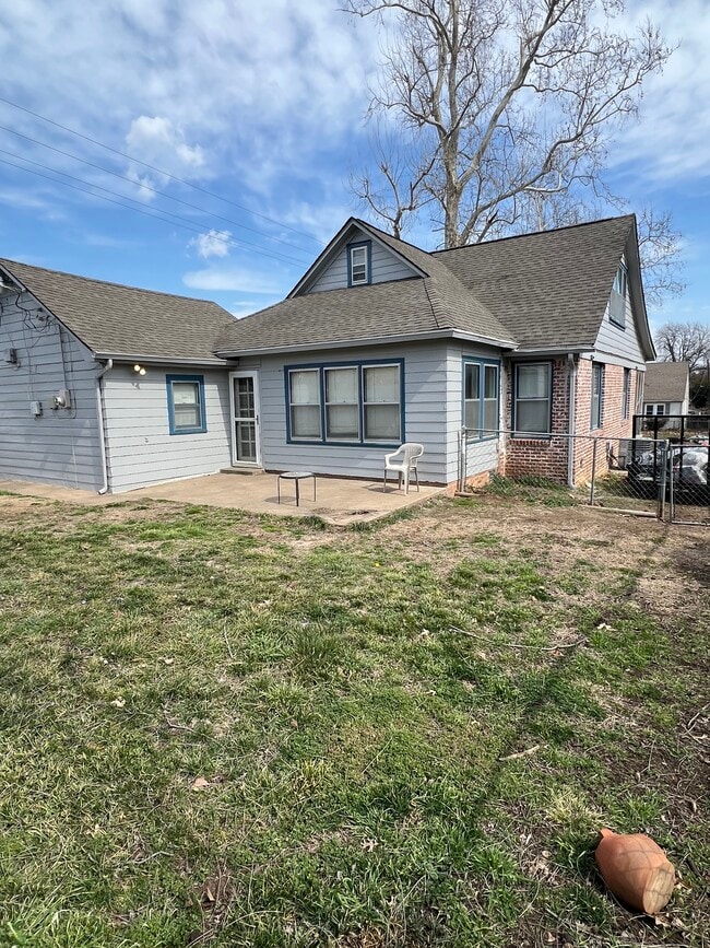 Building Photo - 1304 S Louisville Ave