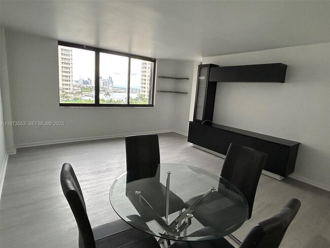 Building Photo - 540 Brickell Key Dr