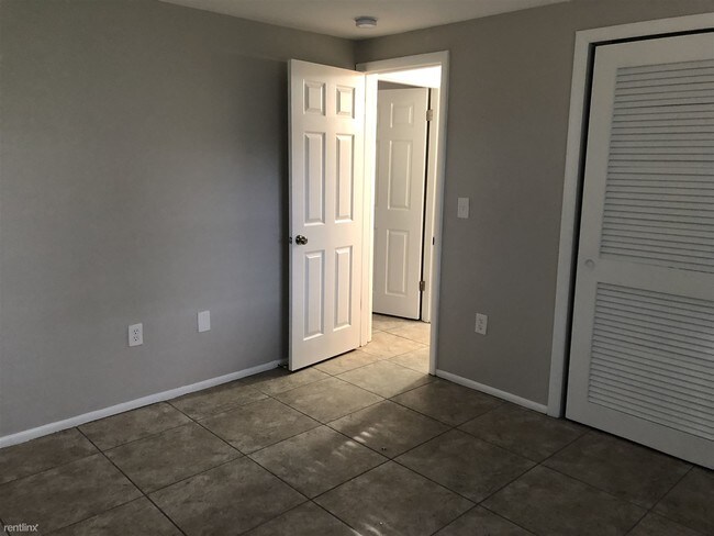 Building Photo - 2 br, 1 bath House - 560 Yale Rd