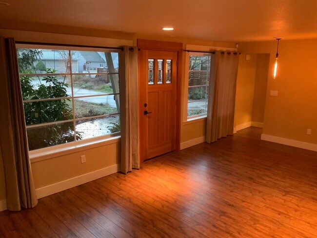 Foto del edificio - A Must See! 4 Bedroom House in North Eugene