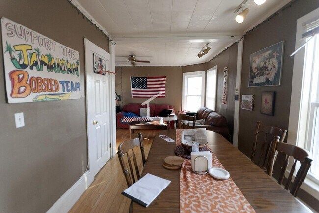 Building Photo - BU * Allston/Koreatown 4BD+2BA Student Fri...