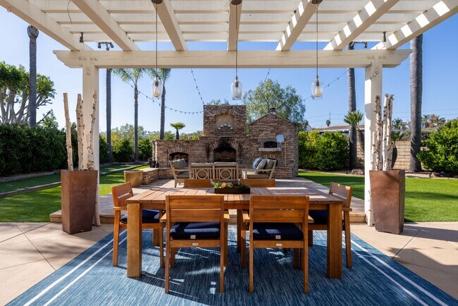 Foto del edificio - Coastal Retreat in La Costa - Spacious Home with Backyard Oasis