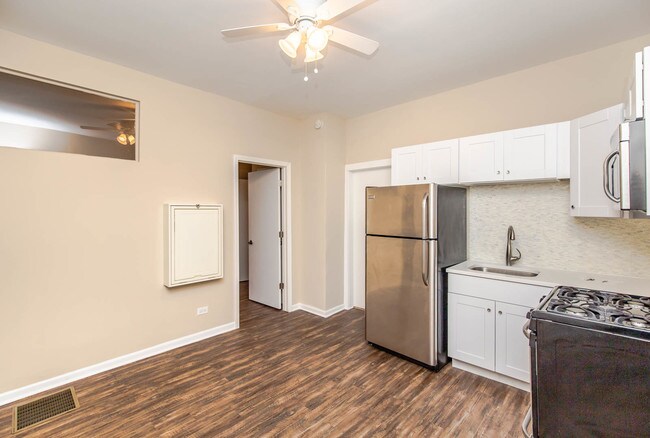 Foto del edificio - 2445 N Clybourn Ave