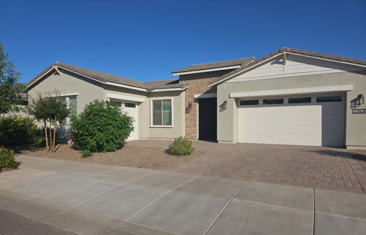 Foto principal - 5 BEDROOM 4 BATH SINGLE FAMILY HOME