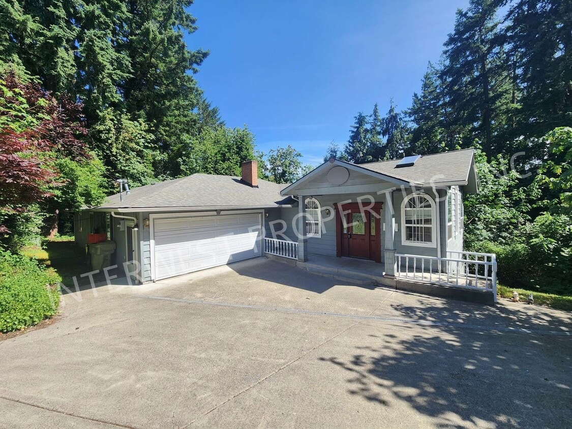 Primary Photo - Large 3 Bed+ Bonus Room SW Pdx Home, Natur...