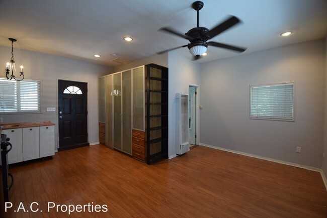 Building Photo - Studio, 1 bath Apartment - 12007 Burbank B...