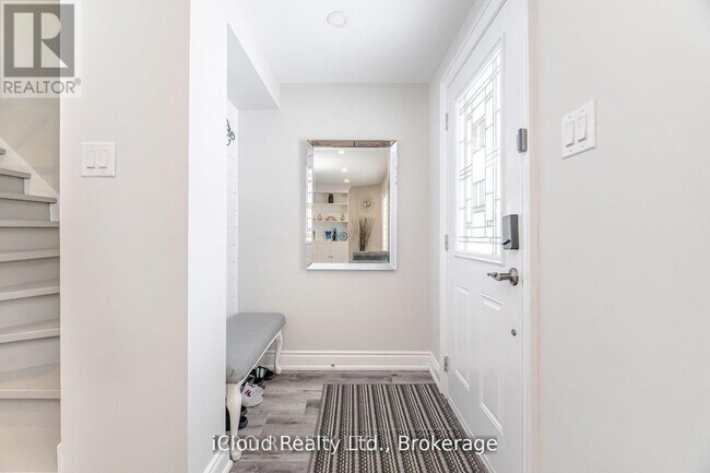 Photo du bâtiment - 512 Pinetree Crescent