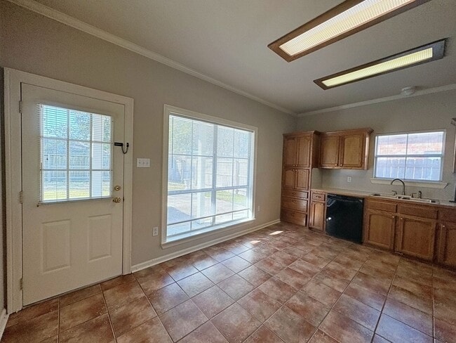 Building Photo - 3 Bedroom House Available Now