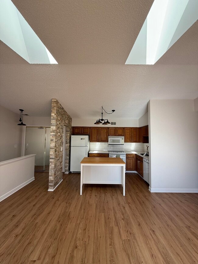 Building Photo - 353 Pinewood Cir