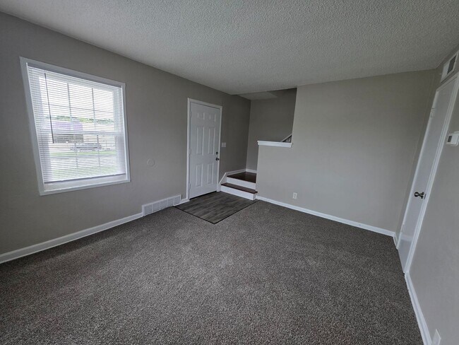 Foto del edificio - Spacious 2 Bed, 1.5 Bath Duplex Near Red Bridge