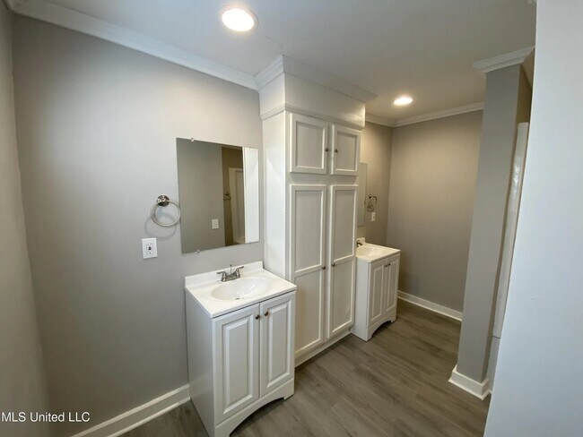 Building Photo - 773 Cedarhurst Rd