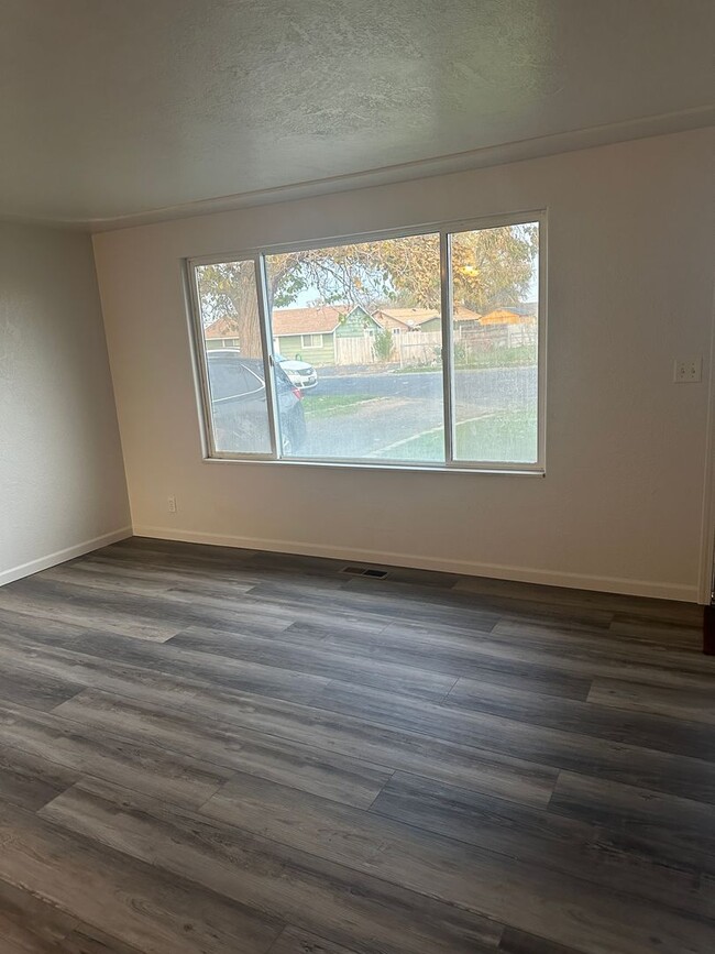 Building Photo - Fully Remodeled Home, Move In Ready! Pet c...