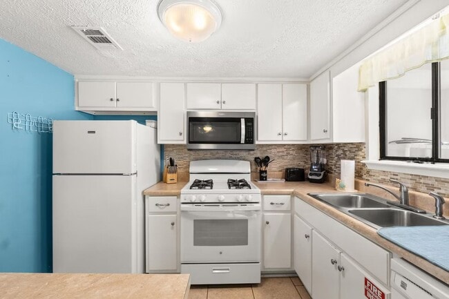 Building Photo - Gulf Highlands 2 bedroom