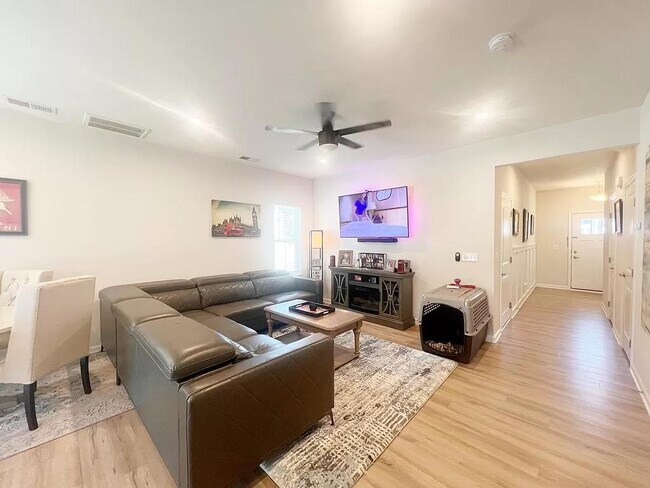 Foto del edificio - 100 Lilywood Ct