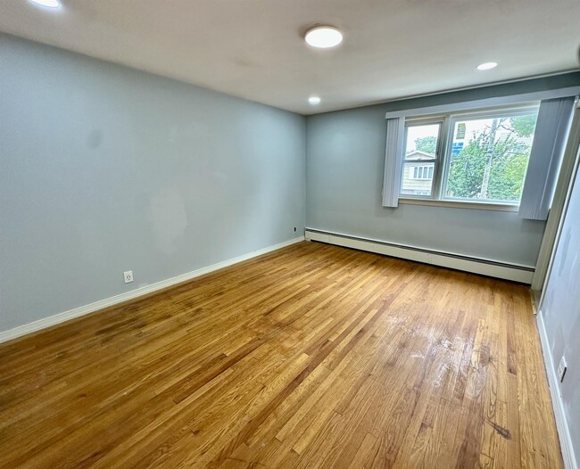 Building Photo - 840 8th St