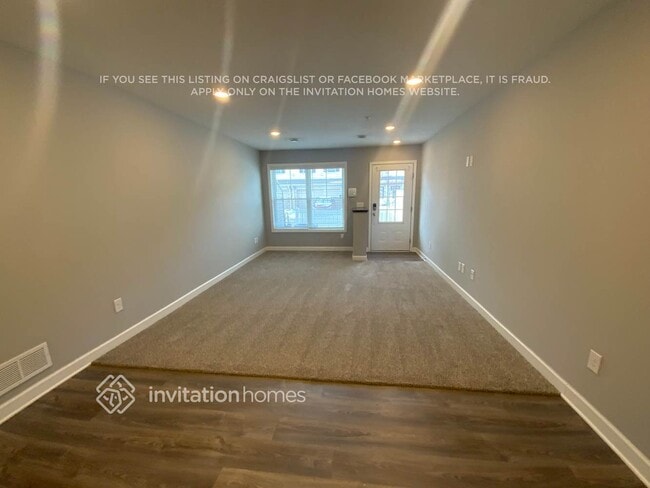 Building Photo - 10902 Everest Pl N