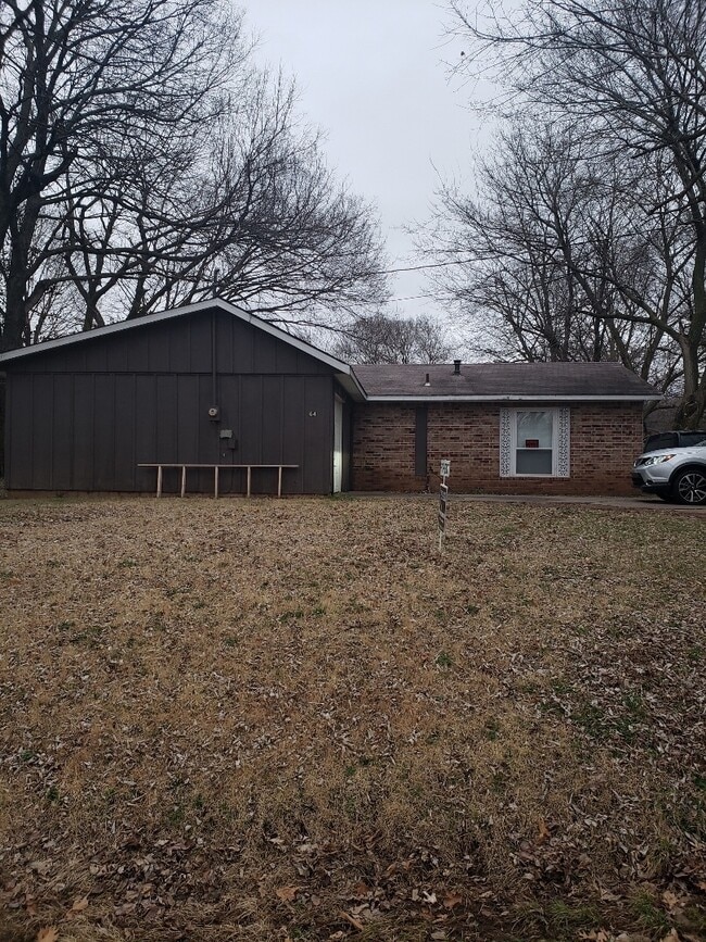 Building Photo - 3 BR 1.5 BA Home off 62 in Farmington