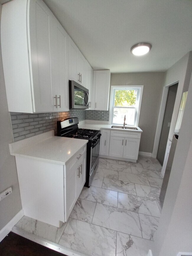Building Photo - Newly updated 2 Bedroom Home