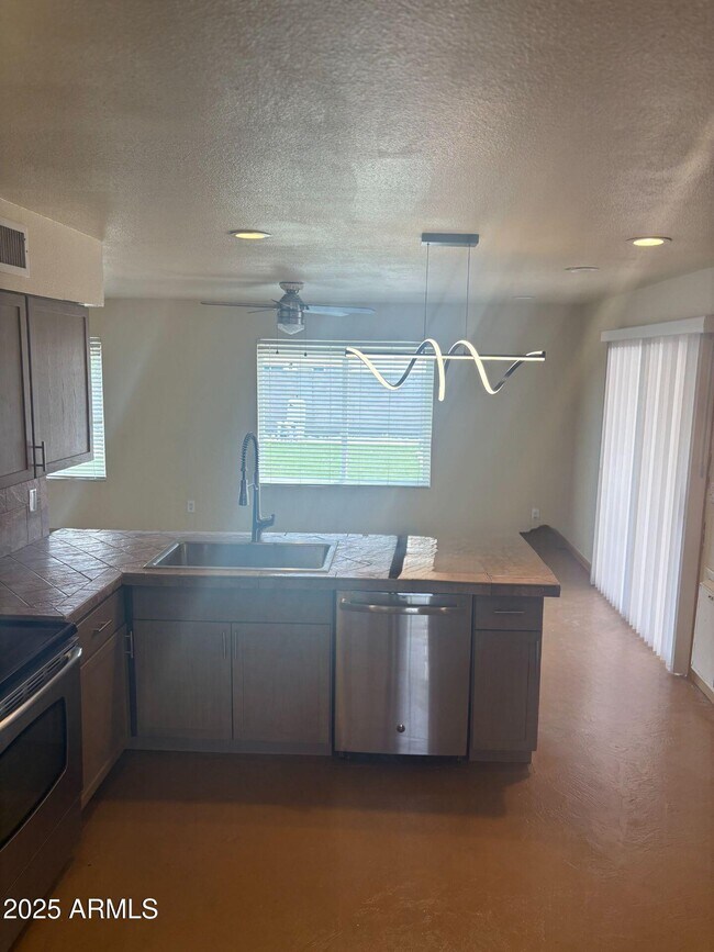 Foto del edificio - 4027 E Windrose Dr