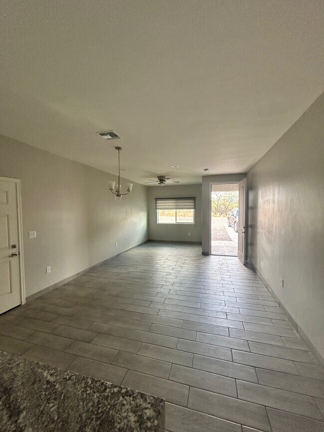 Building Photo - 1848 Silver Ct
