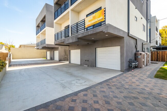 Foto del edificio - 5130 Riverton Ave