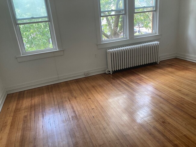 Lvg rm - 504 13th St SE