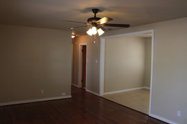 Foto del edificio - Updated 3 Bedrooms 1 Bath 1 Car Carport Available 12/10/2025