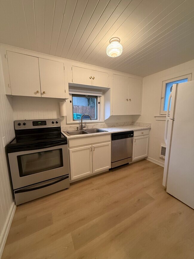 Foto del edificio - 10048 Interlake Ave N