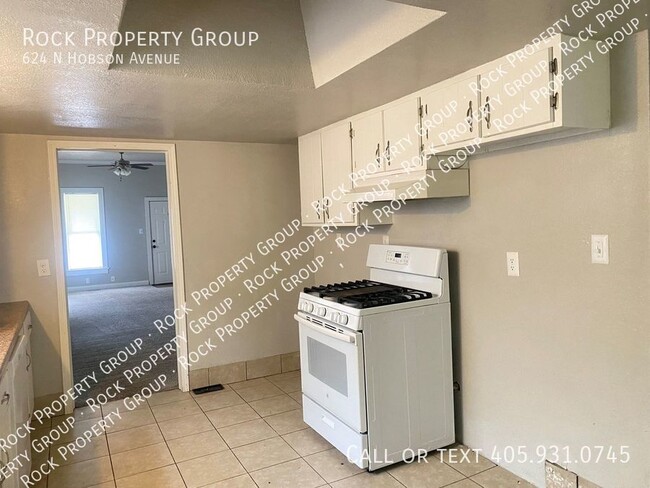 Building Photo - Three-Bedroom House with 1500 SF Outbuildi...