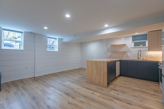 Foto del edificio - 1732 W Beach Ave