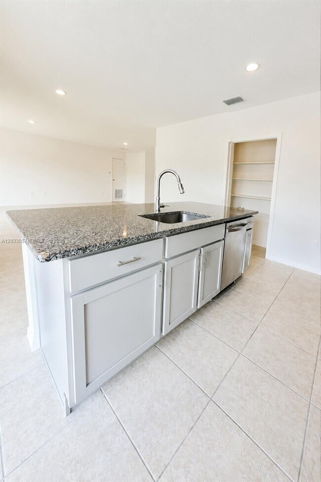 Foto del edificio - 811 Serenade St NW