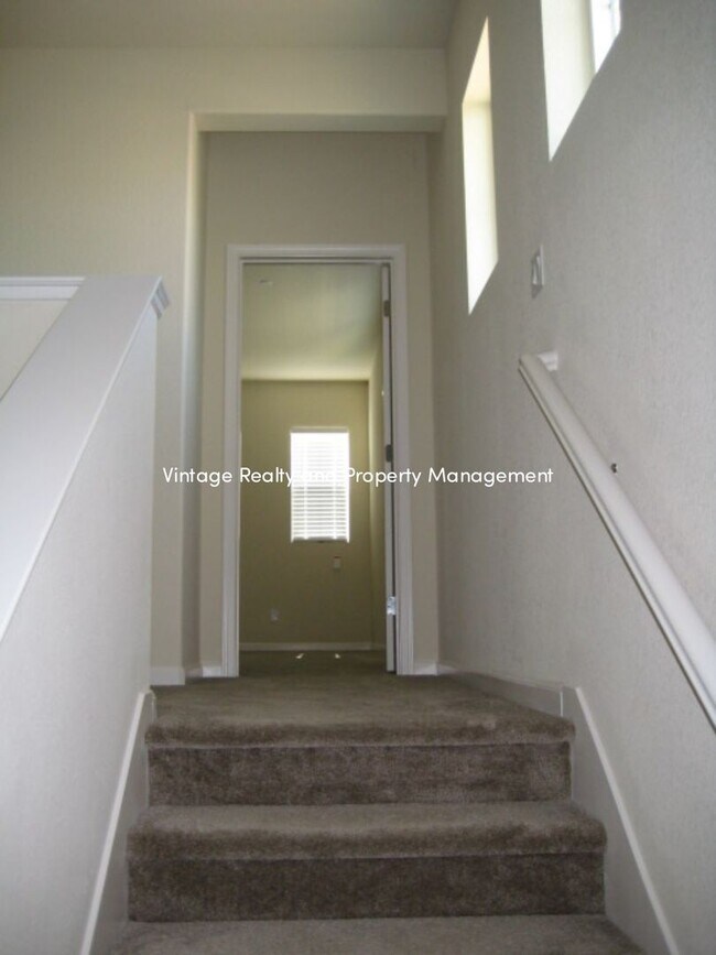 Building Photo - Available Soon!! Big 4 Bedroom Home That H...