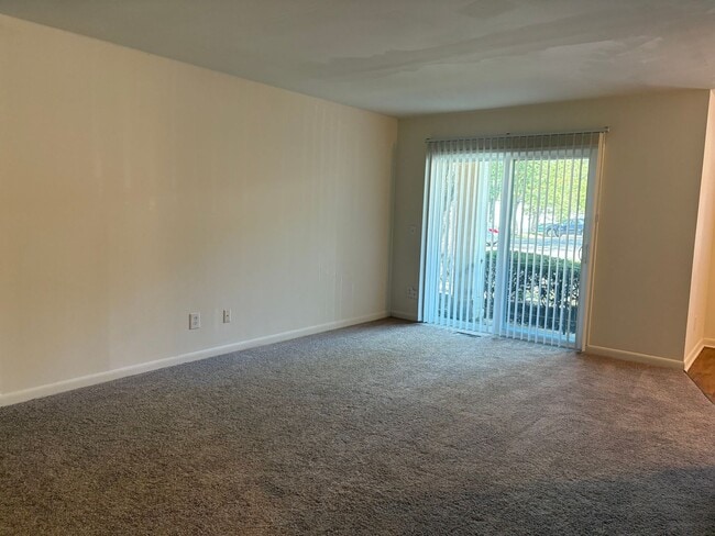 Building Photo - Spacious 3 bedroom 2 bath