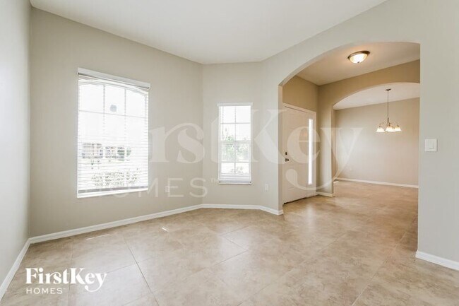 Building Photo - 820 Poinsettia Ave