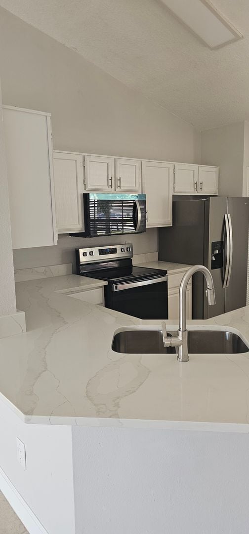 Building Photo - FABULOUS! LIKE NEW!  3 BEDROOM / 2 BATH / ...