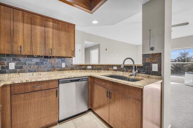 Building Photo - Canyon Creek Condo with Garage - FIRST MON...