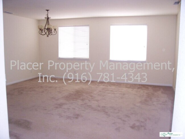Building Photo - Available now.   Beautiful 3 Bdrm+den, Gra...