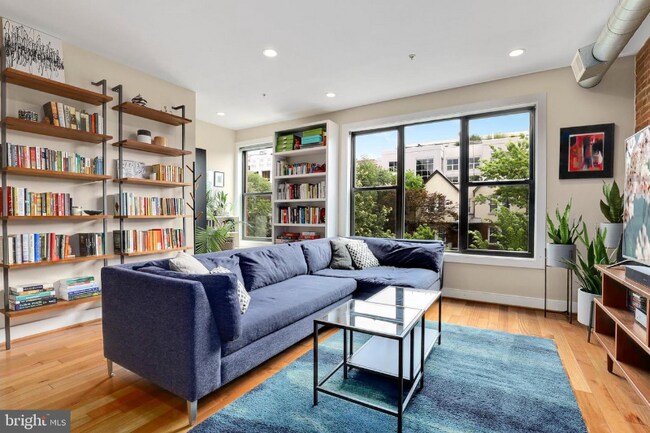 Foto del edificio - 2456 Ontario Rd NW