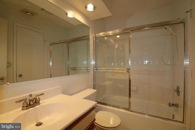 Building Photo - 3301 Sir Thomas Dr