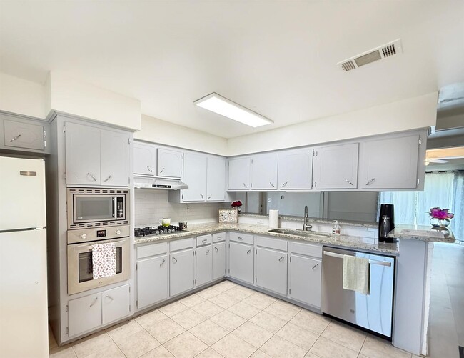 Building Photo - 6002 De Milo Dr