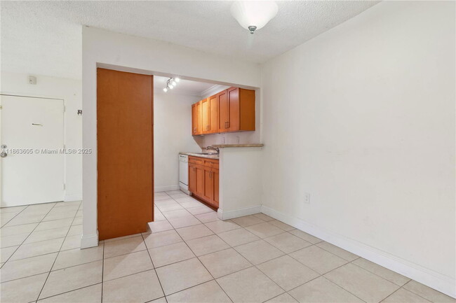 Building Photo - 10834 N Kendall Dr