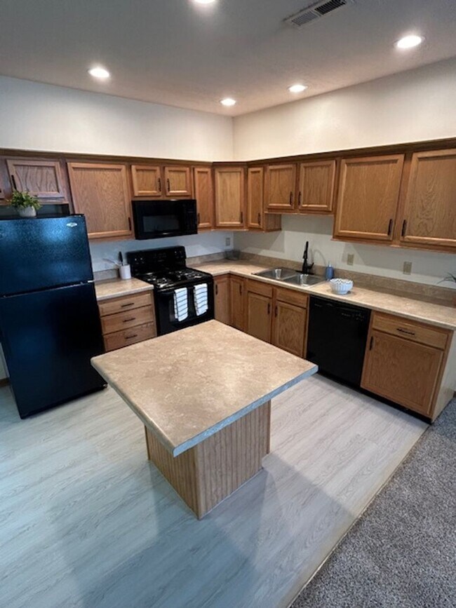 Foto del edificio - 1035 Laurel Tree Ct