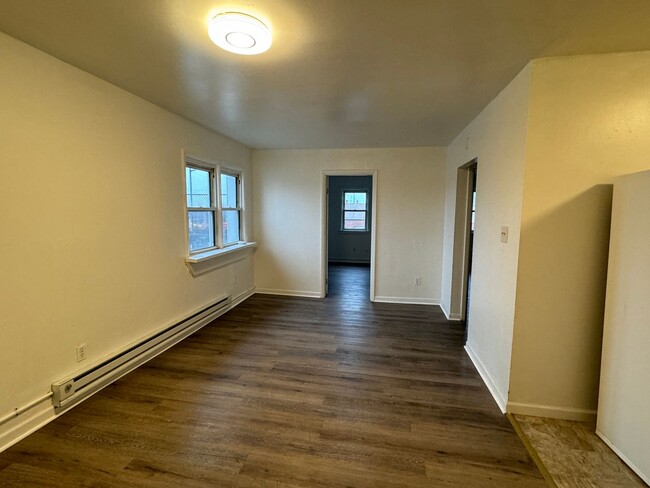 Building Photo - 206 E. Ayre St