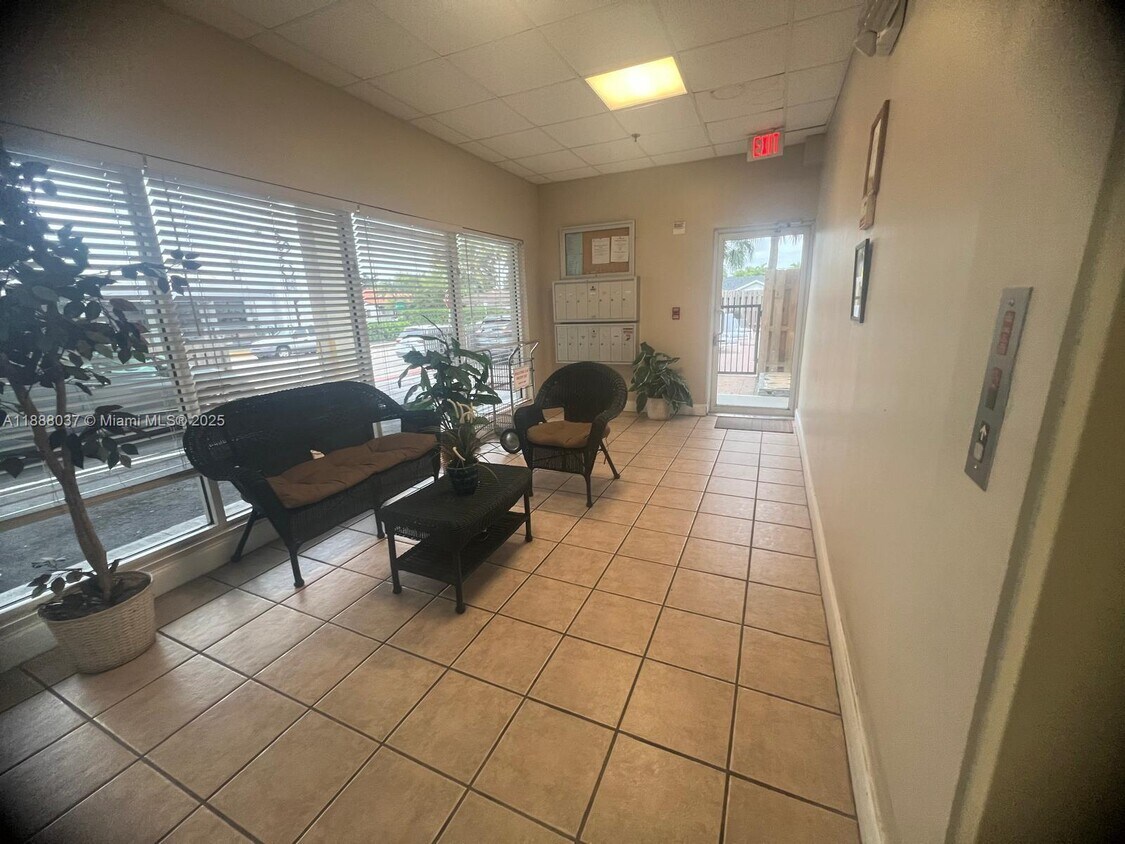 Primary Photo - 8900 Collins Ave
