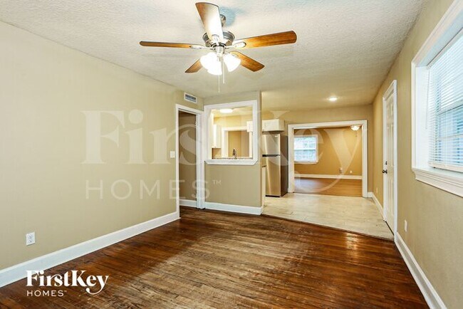 Foto del edificio - 6421 Burgundy Rd S